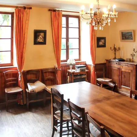 Maison Familiale Chaleureuse A Avec Grand Jardin. Dom wakacyjny Augirein