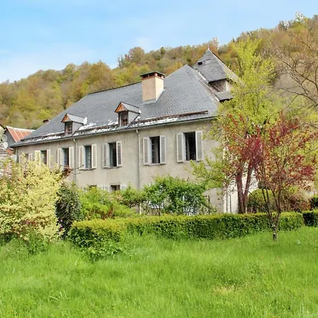 Maison Familiale Chaleureuse A Avec Grand Jardin. * Augirein