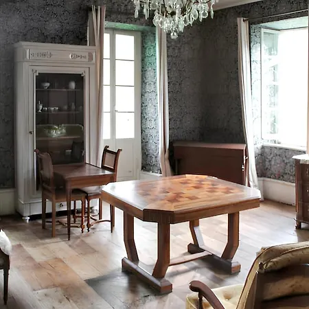 Maison Familiale Chaleureuse A Avec Grand Jardin.