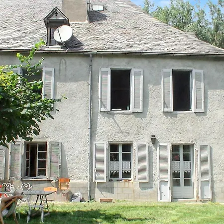 Maison Familiale Chaleureuse A Avec Grand Jardin. Augirein
