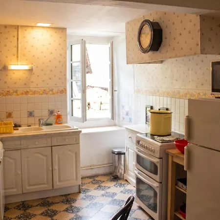 Maison Familiale Chaleureuse A Avec Grand Jardin. Augirein