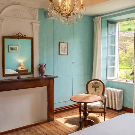 Maison Familiale Chaleureuse A Avec Grand Jardin. * Augirein
