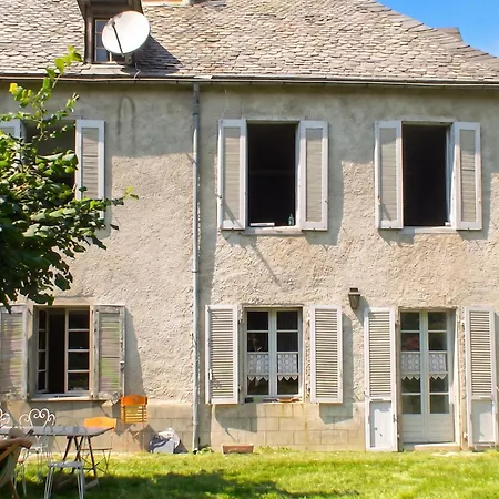 Maison Familiale Chaleureuse A Avec Grand Jardin.