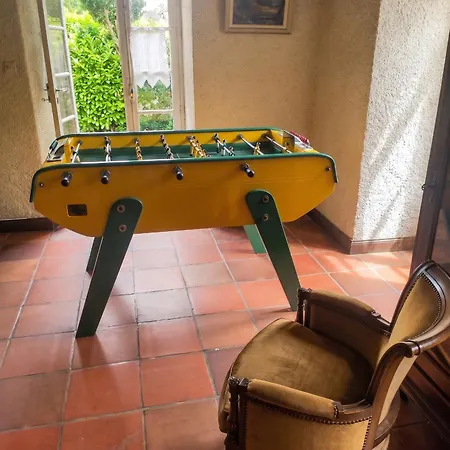 Maison Familiale Chaleureuse A Avec Grand Jardin. Augirein