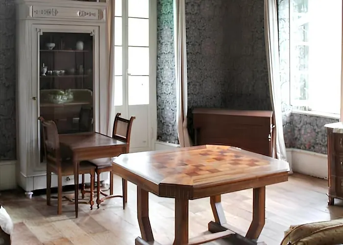 Maison Familiale Chaleureuse A Avec Grand Jardin. *