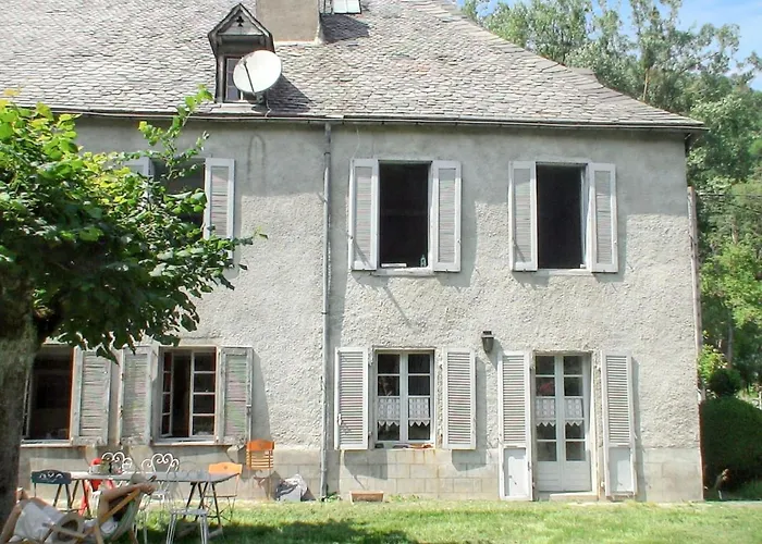 Maison Familiale Chaleureuse A Avec Grand Jardin. Augirein