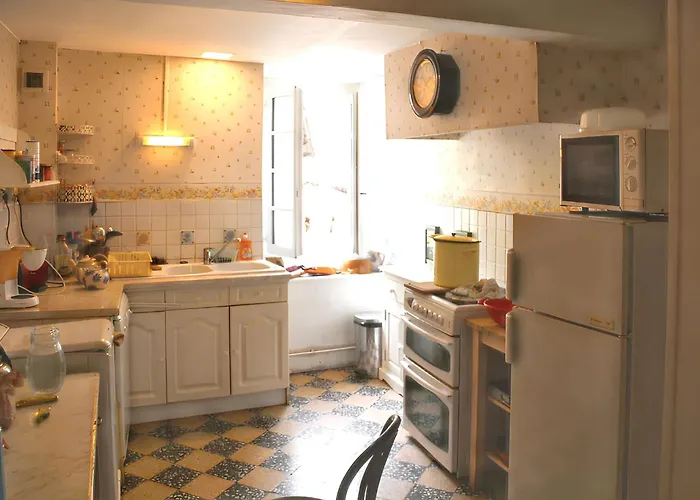 Maison Familiale Chaleureuse A Avec Grand Jardin. * Augirein