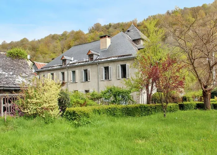 Maison Familiale Chaleureuse A Avec Grand Jardin. * Augirein